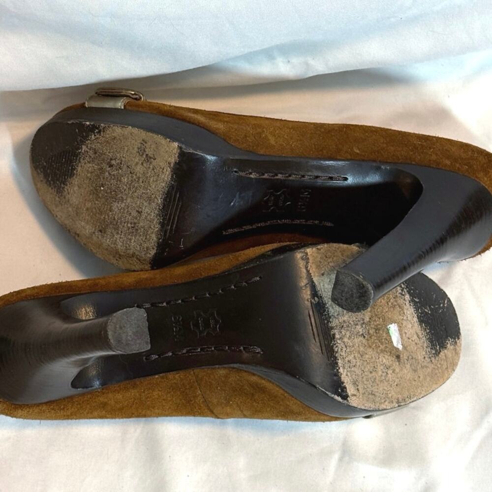 Michael Kors Suede Gold Buckle Classic Pumps Heels Brown Cognac Camel Sz 6.5 - Picture 7 of 7
